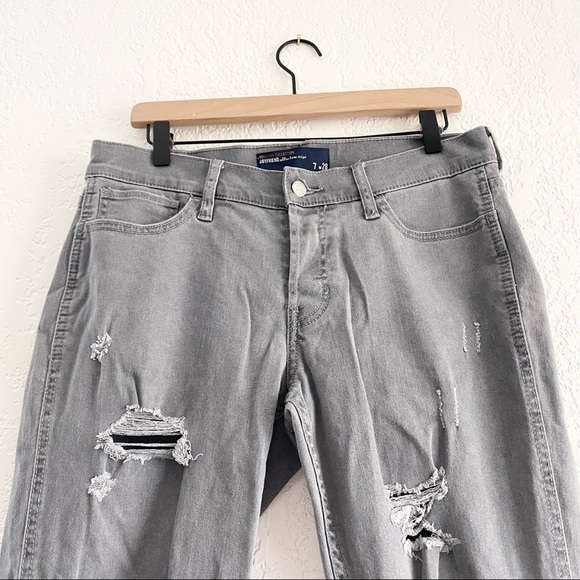 Hollister Boyfriend Ultra Low Rise Distressed Button Fly Jeans Size 28 - Picture 2 of 7